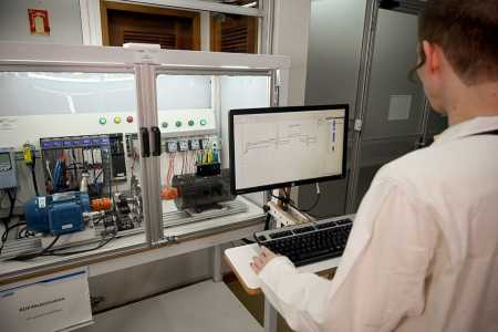 Sensores e painéis digitais integram dados de produção e apoiam a eficiência fabril