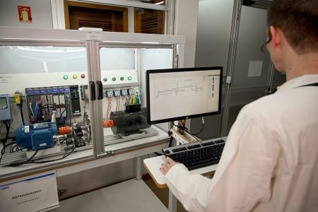 Sensores e painéis digitais integram dados de produção e apoiam a eficiência fabril