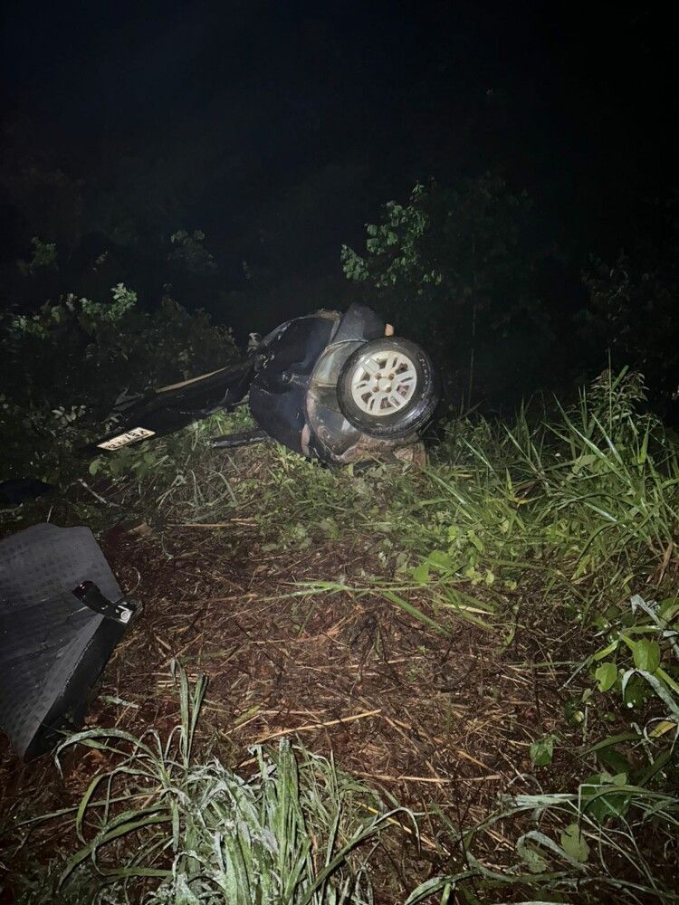 Carro bate em cabeceira de ponte e se parte ao meio em Goiás; motorista morreu