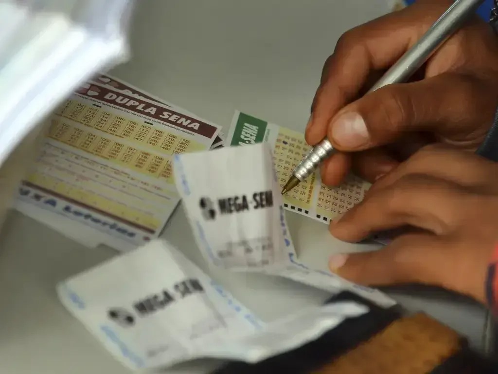Mega-Sena acumula pela 7ª vez e sorteio de sábado (24) pode pagar maior prêmio de 2024