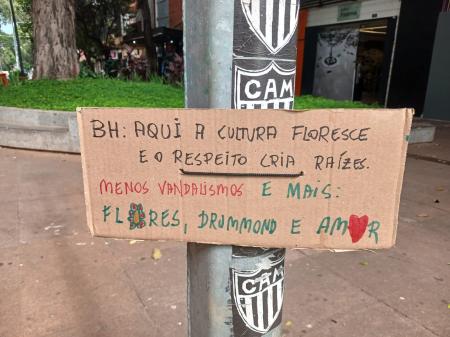 Mensagem pede respeito à cultura após queda da estátua de Roberto Drummond