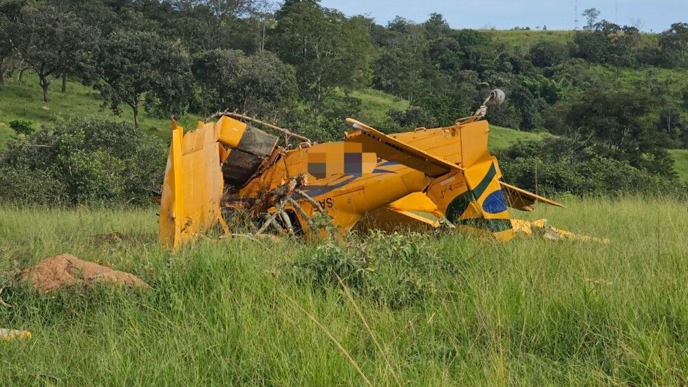 Avião bate em árvores e faz pouso forçado às margens de rodovia em Goiás