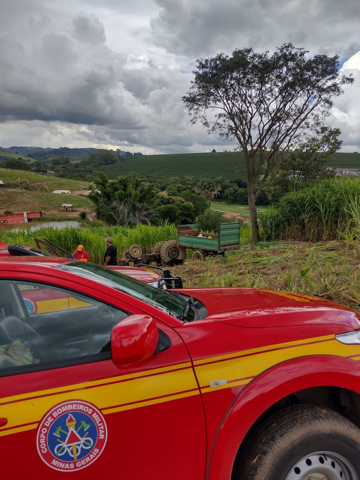 Homem morre após capotar com trator na zona rural de Andradas