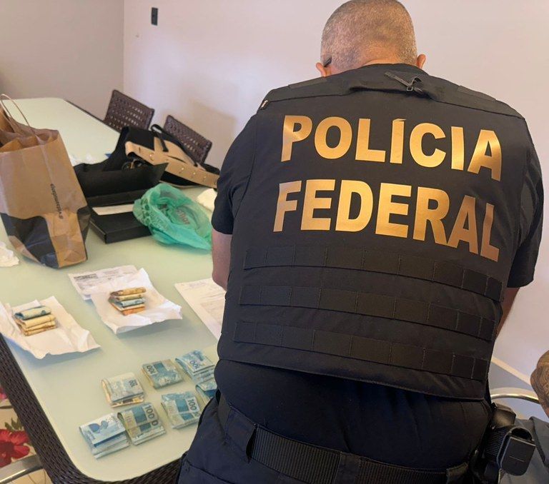 PF apreende dinheiro, carros de luxo e arma em operação sobre fraudes na ANM