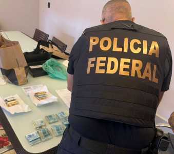 Valores foram apreendidos durante o cumprimento de um dos mandados de busca e apreensão