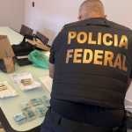 PF apreende dinheiro, carros de luxo e arma em operação sobre fraudes na ANM