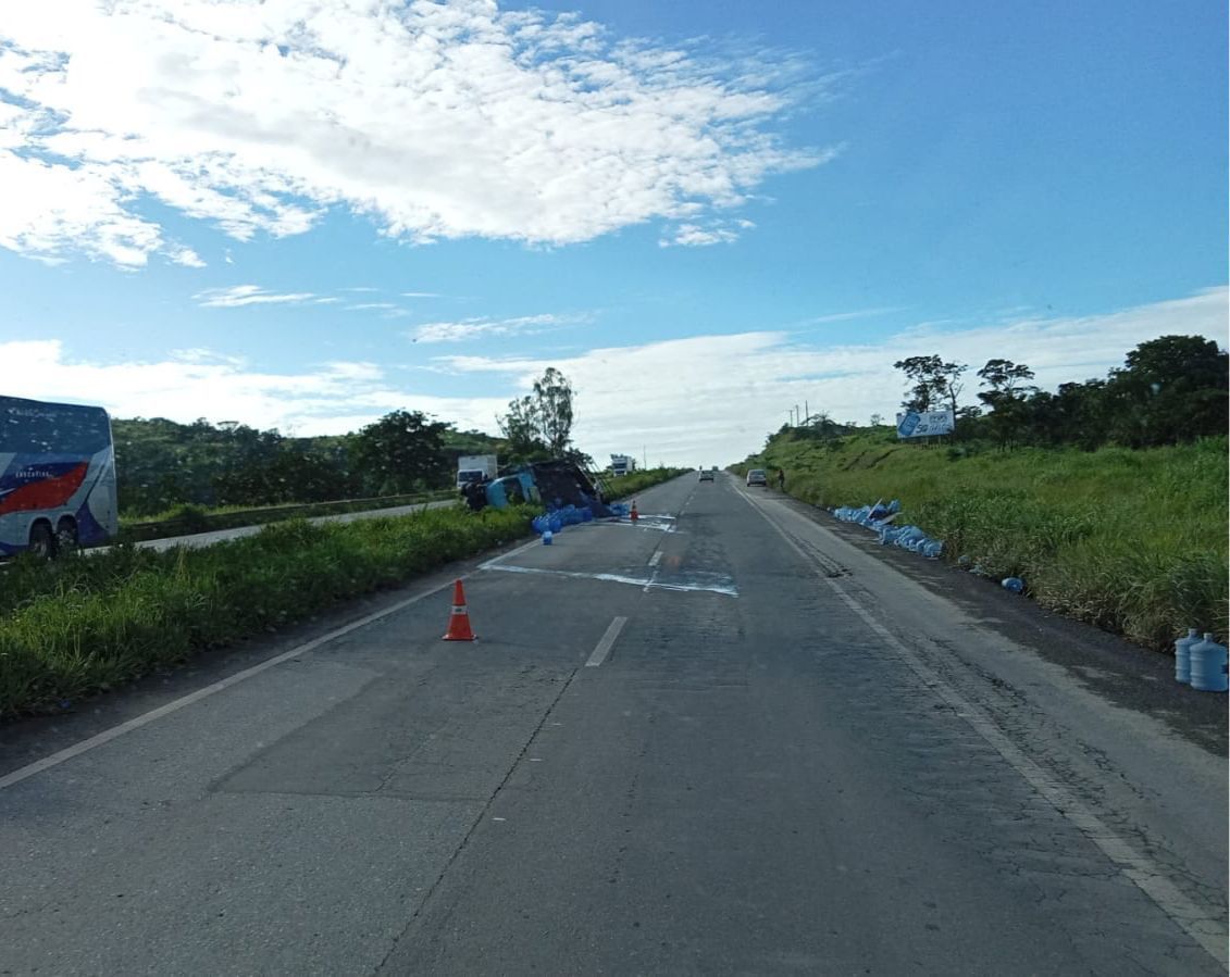 Caminhão carregado com água mineral tomba na BR-040, saída para Sete Lagoas (MG)