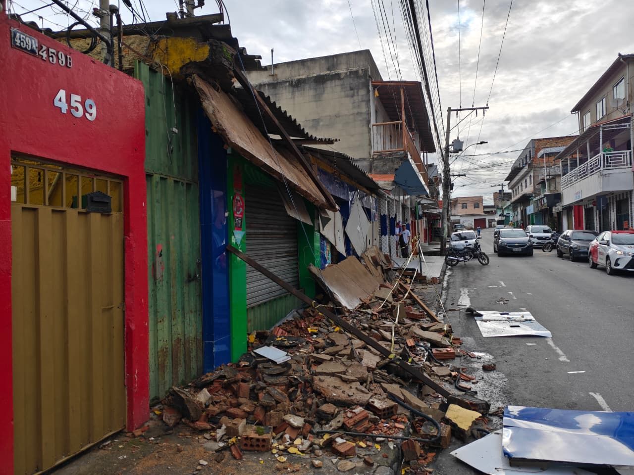 Marquise desaba após forte chuva no São Gabriel, em BH; Nordeste teve 73 mm em 12 horas
