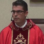 Padre descobre que vai ser pai e pede dispensa da Igreja Católica