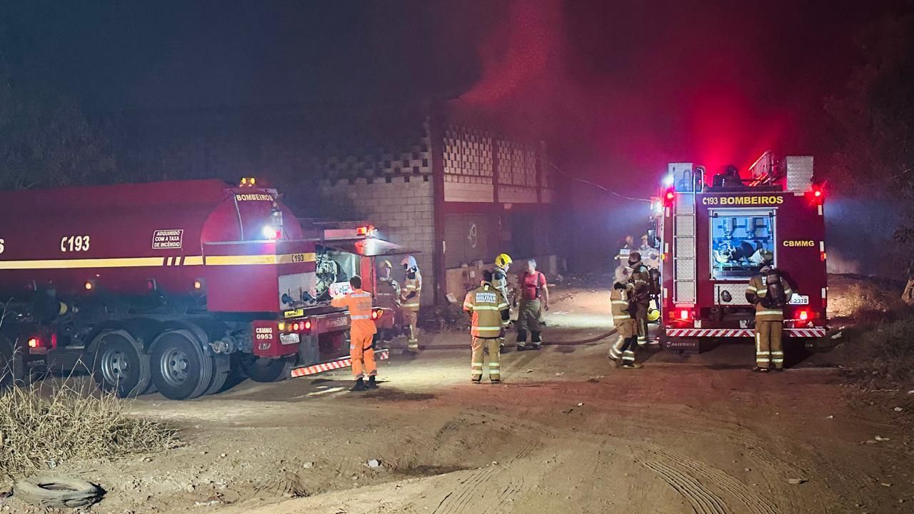 Incêndio em galpão de materiais recicláveis na Grande BH pode ter sido criminoso