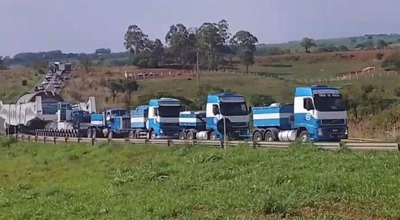Vídeo: Carreta de 100 m que leva sistema de moagem fecha a BR-365 nesta quarta (3)