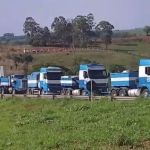 Vídeo: Carreta de 100 m que leva sistema de moagem fecha a BR-365 nesta quarta (3)