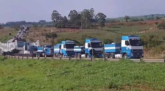 Carreta gigante trafega a menos de 10 km/h e exige interdições temporárias ao longo do trajeto