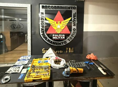 Na casa, a polícia encontrou indícios de desmanche de motos e apreendeu diversas peças, ferramentas e facas