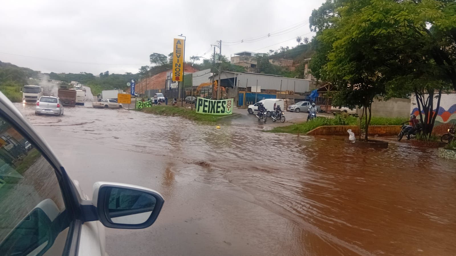 Alagamento complica trânsito na BR-381 em Sabará e causa 15 km de retenção