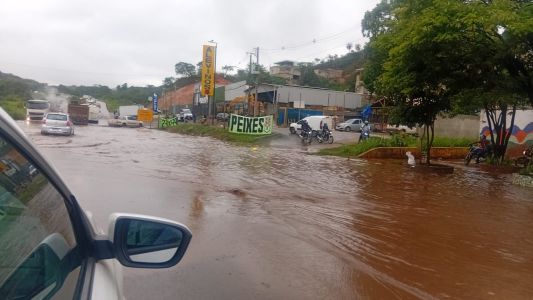 Motoristas enfrentam alagamento próximo ao Posto Beija-Flor; tráfego segue lento