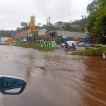Alagamento complica trânsito na BR-381 em Sabará e causa 15 km de retenção