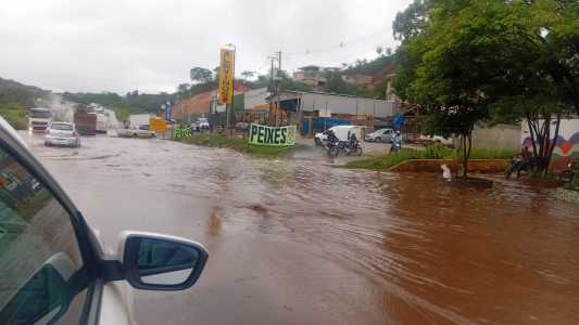 Motoristas enfrentam alagamento próximo ao Posto Beija-Flor; tráfego segue lento