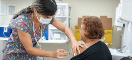 Moradores do RJ agora têm direito de filmar aplicação de vacinas; entenda | CNN Brasil