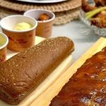 Após vídeo viralizar com garçons ajoelhados, Outback diz que extinguiu prática