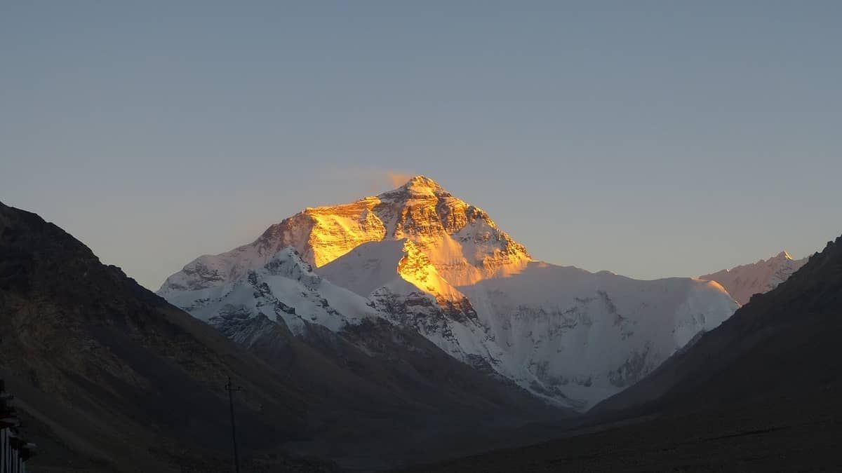 Helicóptero com turistas cai e mata seis pessoas perto do Monte Everest