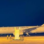 Guerra Israel x Hamas: 'Estávamos em oração, ajudando uns aos outro', diz mineira ao chegar no Brasil