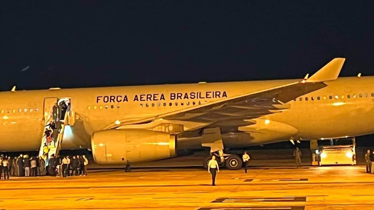 Guerra Israel x Hamas: brasileira que se abrigou em bunker chega em voo da FAB: 'mísseis abatidos sobre nossas cabeças'