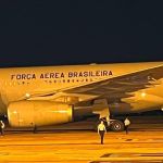 Guerra Israel x Hamas: brasileira que se abrigou em bunker chega em voo da FAB: 'mísseis abatidos sobre nossas cabeças'