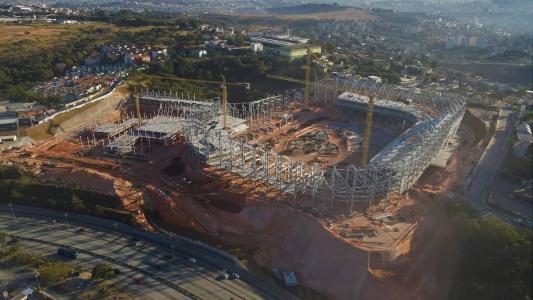 A Arena MRV tomou forma rapidamente e já chamava a atenção quando ainda era mero 'esqueleto'