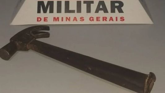 A arma foi apreendida e o homem levado para a delegacia