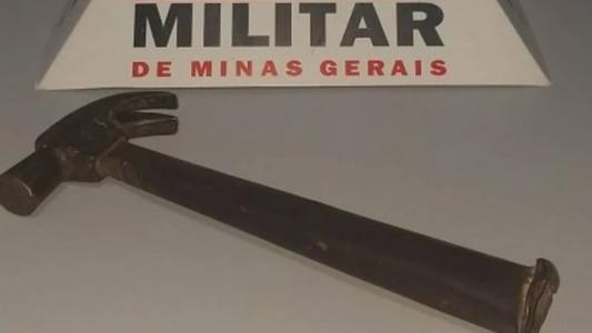 A arma foi apreendida e o homem levado para a delegacia