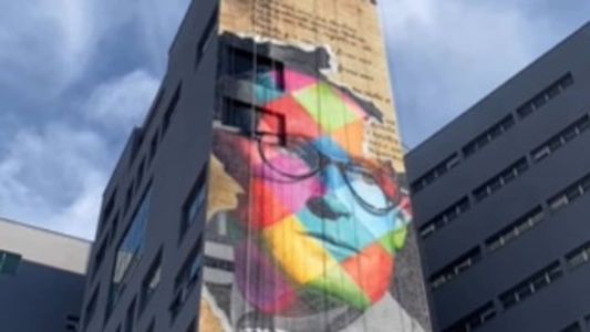 A arte tem 32 metros de altura e 7 de largura