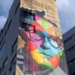 Kobra assina painel feito em homenagem a Drummond em Itabira