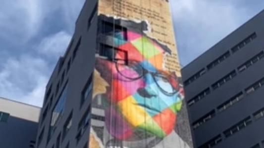 A arte tem 32 metros de altura e 7 de largura