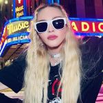 Madonna se apresenta no maior palco já construído em Copacabana, com maior público da carreira
