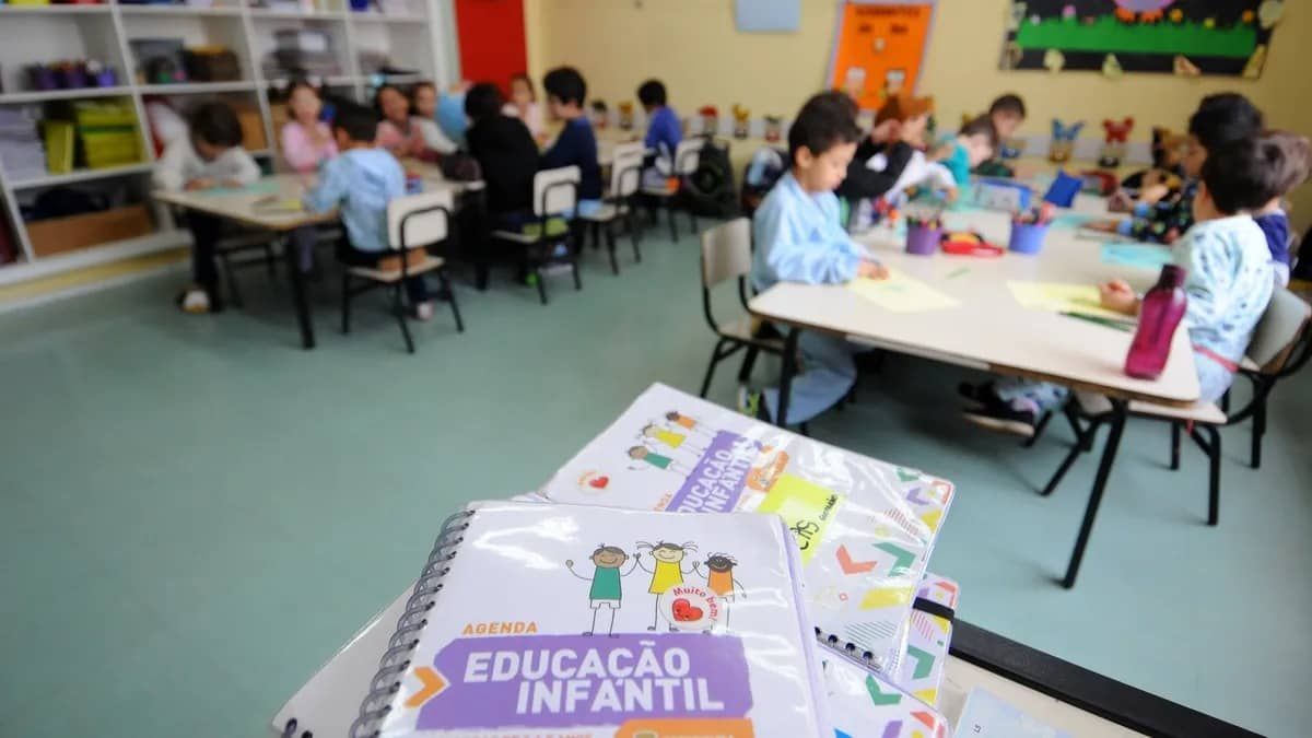 Professores da rede municipal de BH organizam paralisação nesta terça-feira