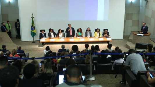 A assinatura ocorreu durante cerimônia de homenagem póstuma ao refugiado congolês Moïse Kabagambe, assassinado em janeiro do ano passado