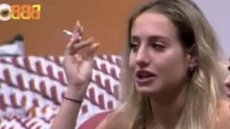 A atriz Bruna Griphao é uma das participantes que fumam na casa