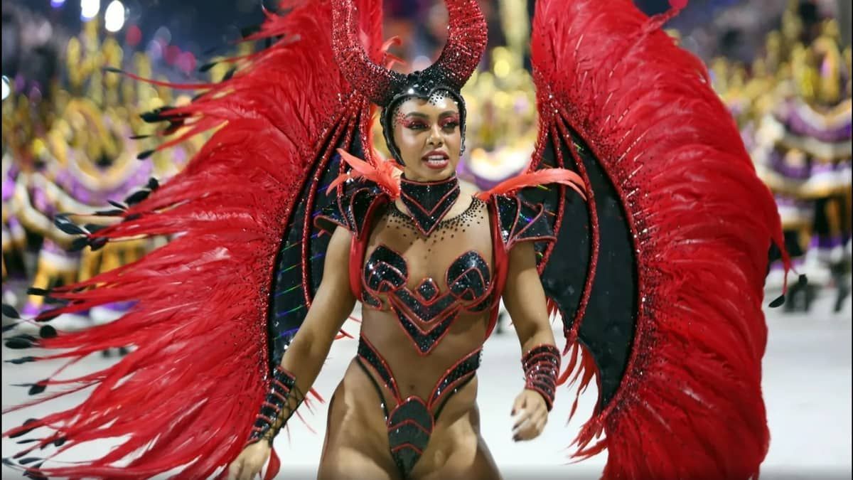 Musas e rainhas de bateria e apostam em fantasias com transparências e  longas cavas  na Sapucaí