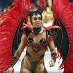 Musas e rainhas de bateria e apostam em fantasias com transparências e longas cavas na Sapucaí