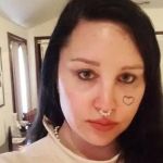 Atriz Amanda Bynes é internada em clínica psiquiátrica após vagar nua pela rua nos Estados Unidos