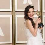Michelle Yeoh, atriz de 'Tudo em Todo Lugar ao Mesmo Tempo', se casa após 19 anos de noivado
