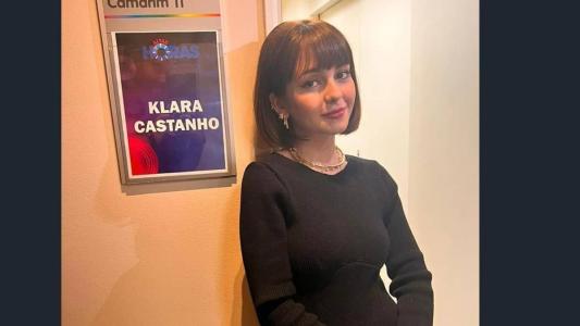 A atriz. no camarim, enquanto esperava o horário do programa na TV Globo