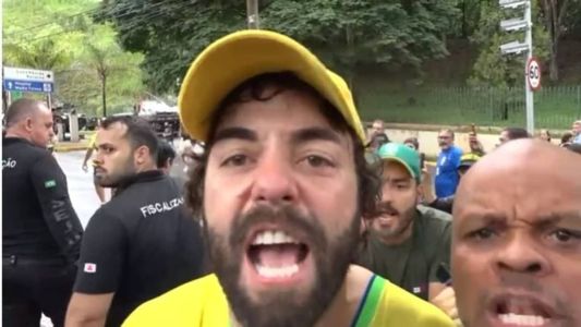 A atuação de Esdras na manifestação também gerou problemas ao empresário, que viajou para os Estados Unidos nos dias seguintes da operação da prefeitura