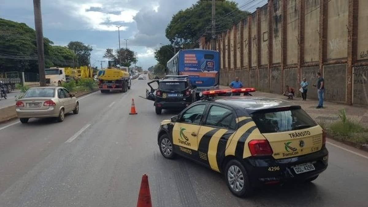 Avenida Cardeal Eugênio Pacelli, em Contagem, é parcialmente interditada devido a acidente