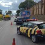 Avenida Cardeal Eugênio Pacelli, em Contagem, é parcialmente interditada devido a acidente