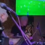 Vídeo: baterista do Red Hot Chili Peppers, Chad Smith, surpreende fãs e toca em bar no Rio
