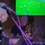 Vídeo: baterista do Red Hot Chili Peppers, Chad Smith, surpreende fãs e toca em bar no Rio