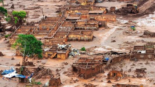 A barragem de Fundão se rompeu em novembro de 2015, deixando 19 mortos e gerando um impacto ambiental ainda incalculável