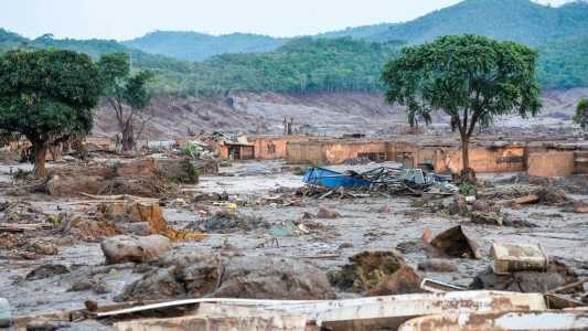 A barragem do Fundão se rompeu em 5 de novembro de 2015, matando 19 pessoas e causando poluição ambiental ainda incalculável